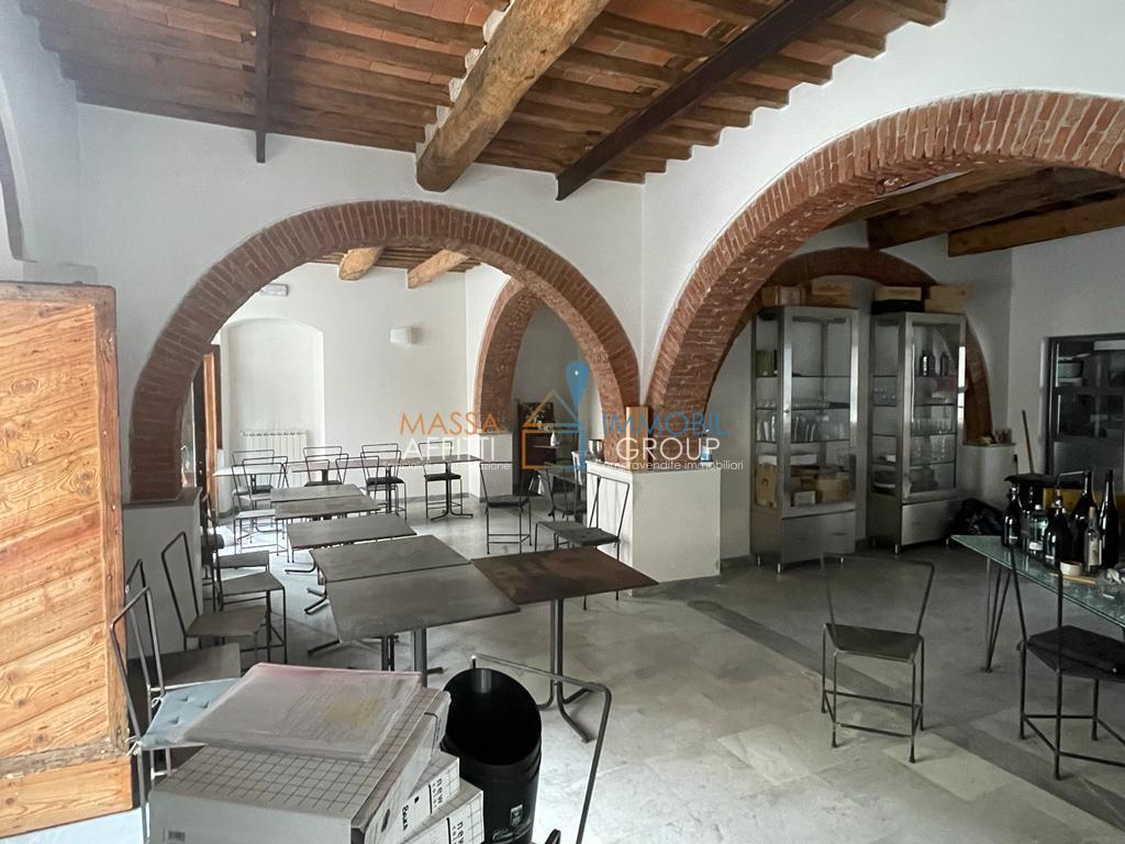 Palazzina commerciale in Viale XX Settembre 51, Carrara - Foto 1