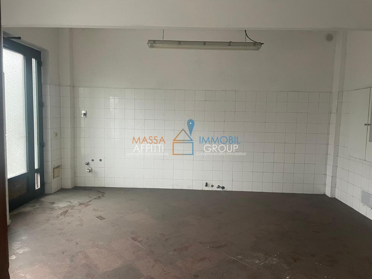 Palazzina commerciale in Strada Statale 1 20, Massa, {3} - Foto 2