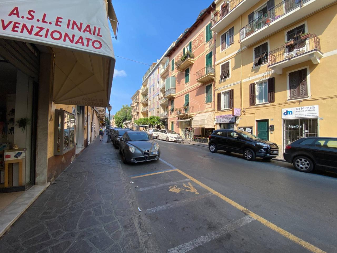 Negozio in Corso Dante Alighieri, Alassio, {3} - Foto 1