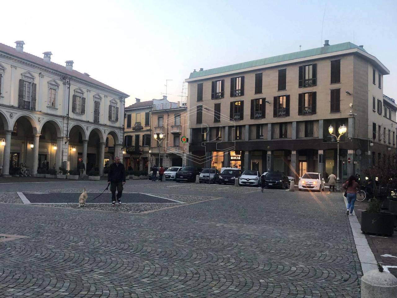 Negozio in Piazza Camillo Benso di Cavour 5, Trecate, {3} - Foto 2
