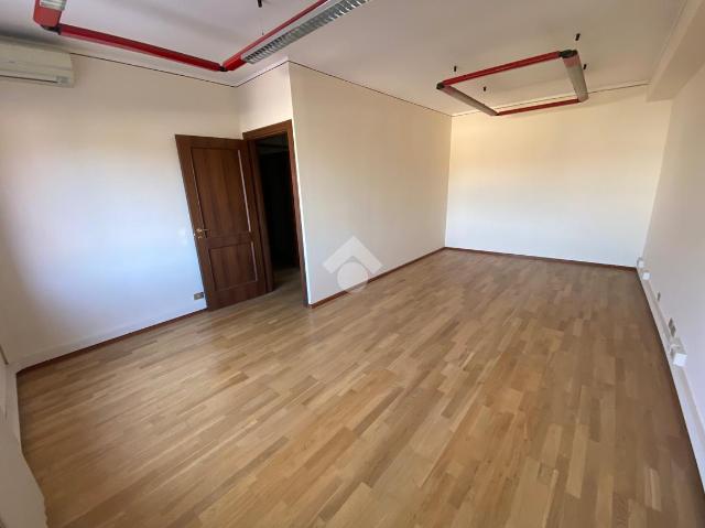 Büro in Via Emilia all'Angelo 34, Reggio nell'Emilia - Foto 1