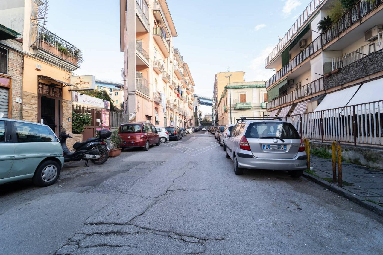 Negozio in Via Giacomo Profumo 32, Napoli - Foto 1