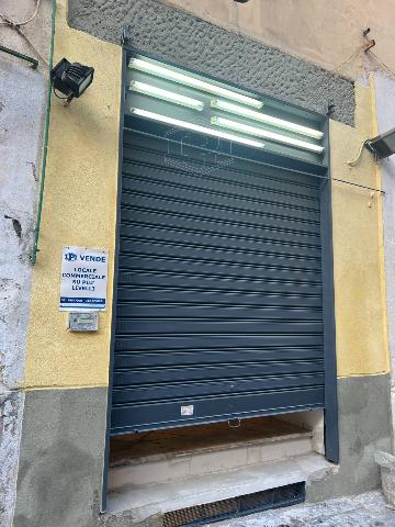 Negozio in Via Luigi Settembrini 3, Napoli - Foto 1