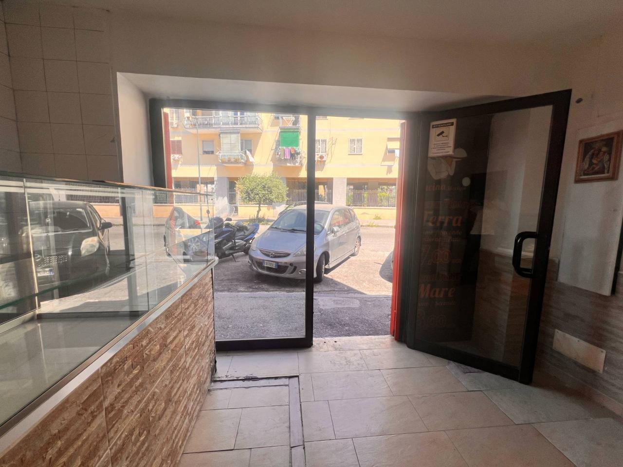 Negozio in Via Mario Gigante 13, Napoli, {3} - Foto 1