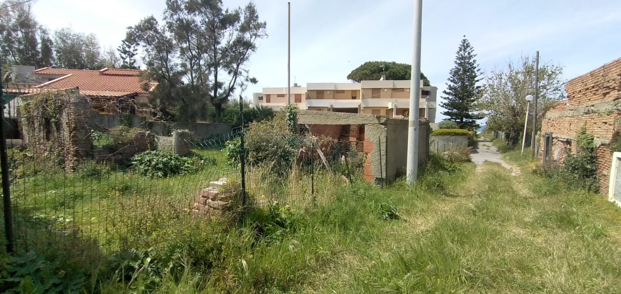 Terreno con rustico in vendita a Messina