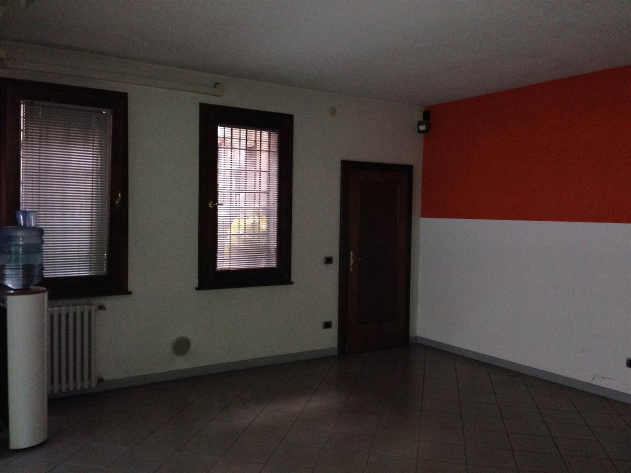 Negozio in Piazza V. Veneto, Pegognaga, {3} - Foto 2