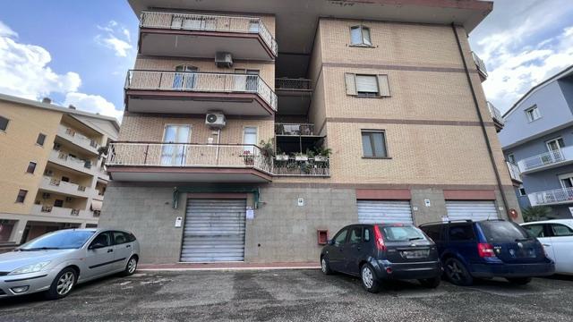 Negozio in Via Rio Fratta 32, Civita Castellana, {3} - Foto 1