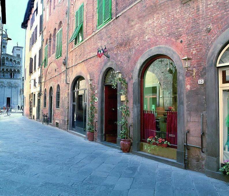 Palazzina commerciale in vendita a Lucca