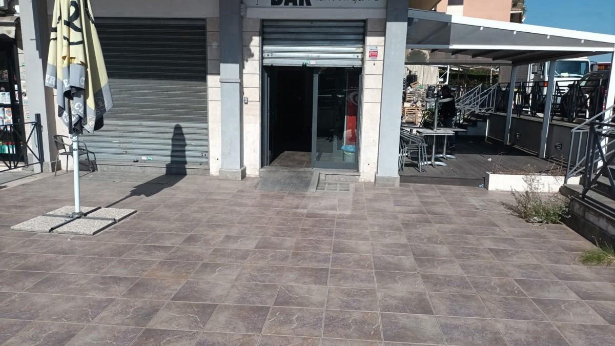 Negozio in Via della Pineta Sacchetti 00, Roma, {3} - Foto 1
