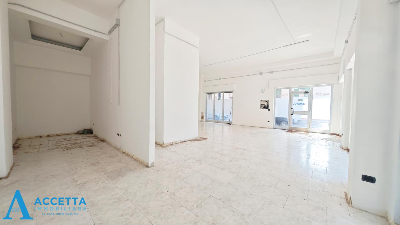 Negozio in Via Duca di Genova 50, Taranto, {3} - Foto 2