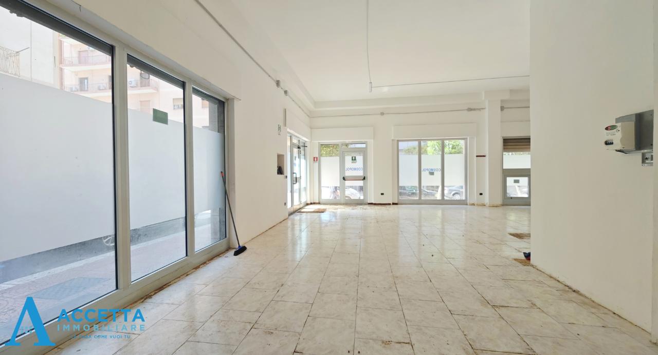Negozio in Via Duca di Genova 50, Taranto, {3} - Foto 1