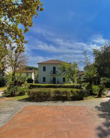 Villa plurifamiliare in vendita a Riccione