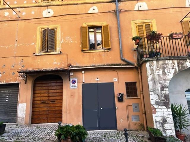 Negozio in Piazza Giuseppe Garibaldi 14, Castel Madama - Foto 1