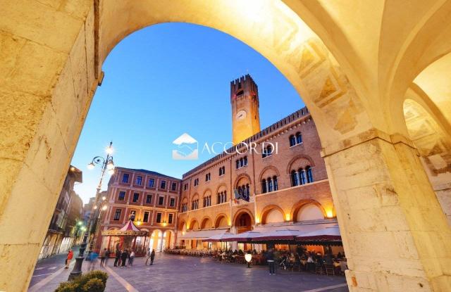 Negozio in Piazza Monte di Pietà, Treviso - Foto 1