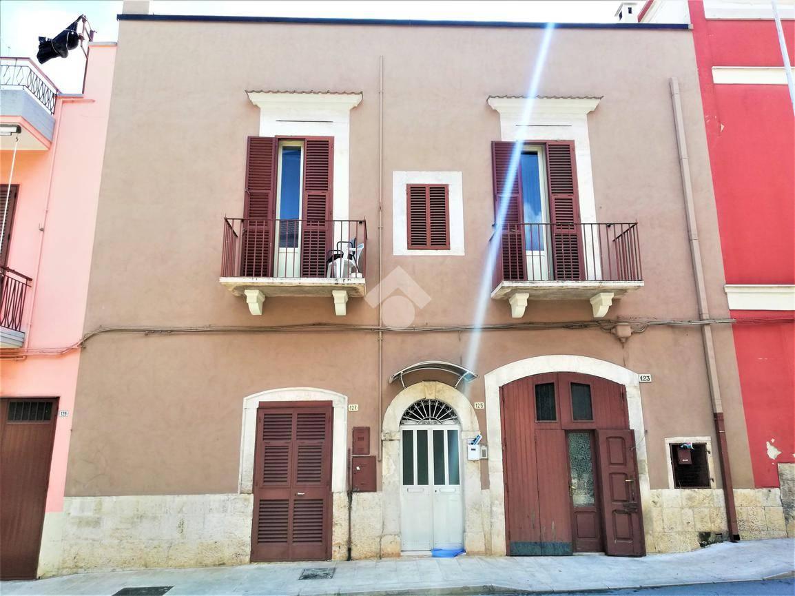 Palazzina commerciale in Corso Vittorio Emanuele 123, Palo Del Colle, {3} - Foto 1