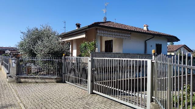 Single-family villa in Via Como  38, Fenegrò - Photo 1