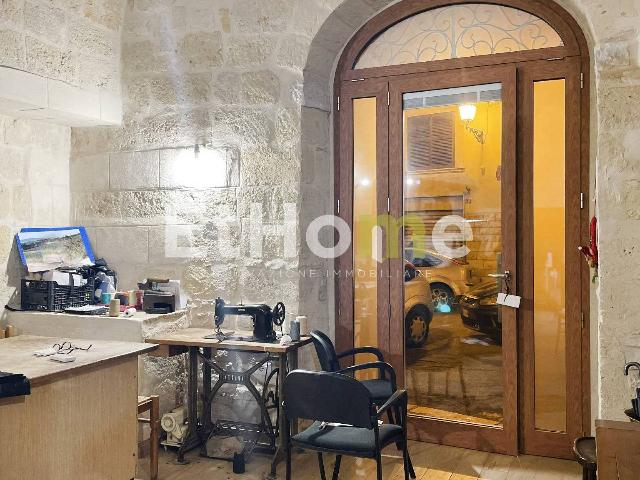 Negozio in Piazza San Ciriaco 11, Andria - Foto 1