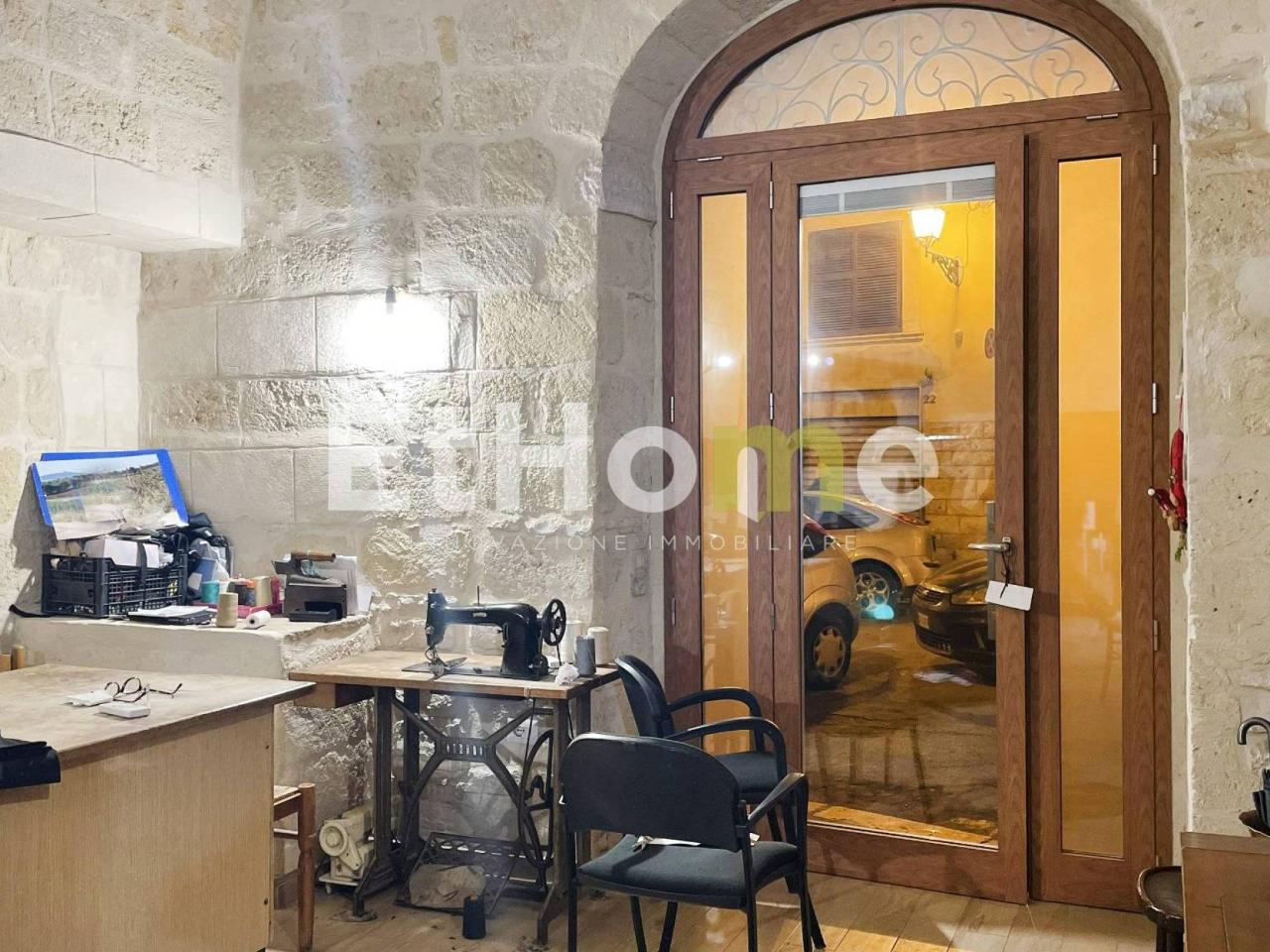 Negozio in Piazza San Ciriaco 11, Andria, {3} - Foto 1