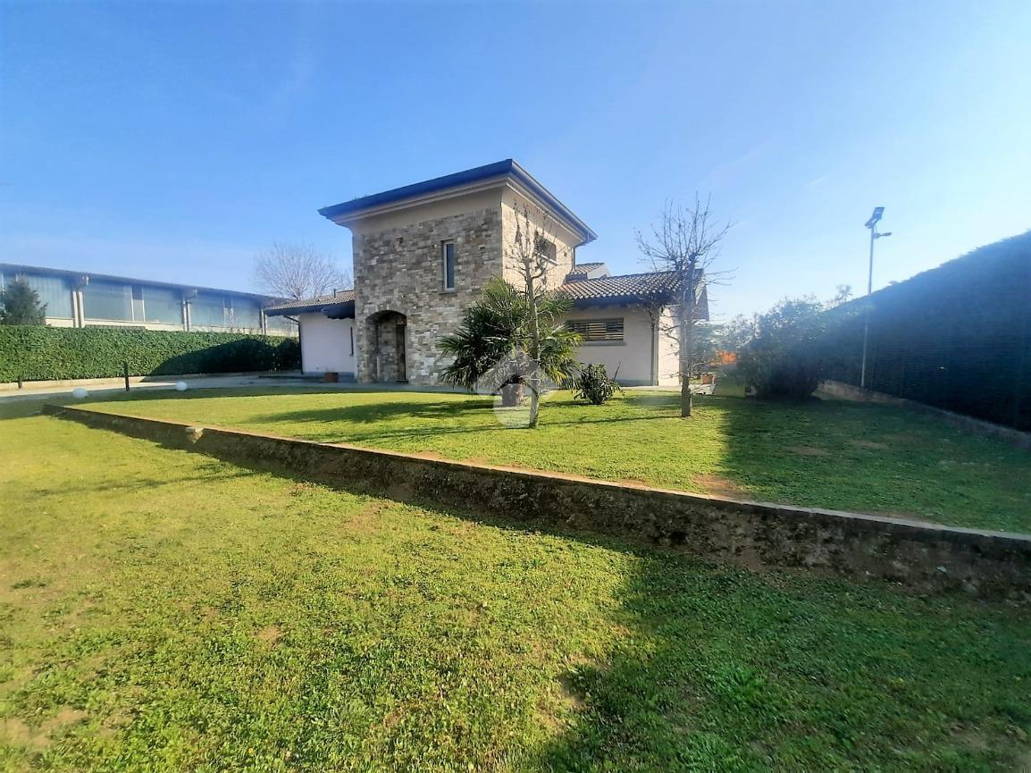 Villa in vendita a Calcinate