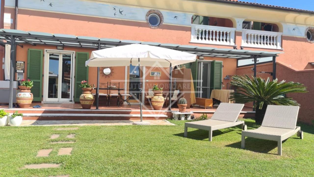 Villa quadrifamiliare in vendita a Carrara