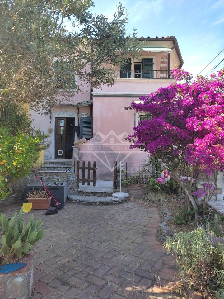 casa indipendente in vendita a Carrara in zona Fossola