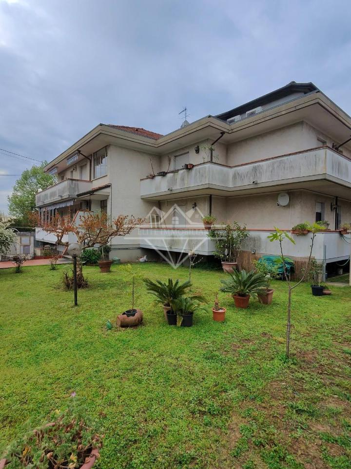 appartamento in vendita a Massa in zona Marina di Massa