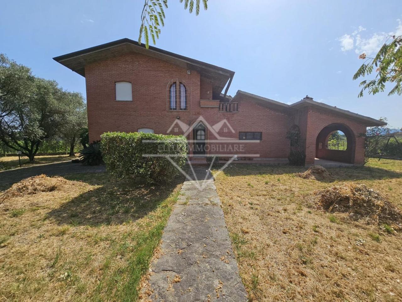 casa indipendente in vendita a Luni
