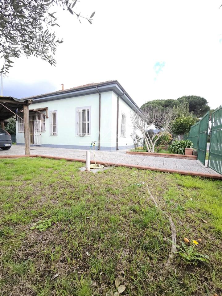 casa indipendente in vendita a Carrara in zona Battilana