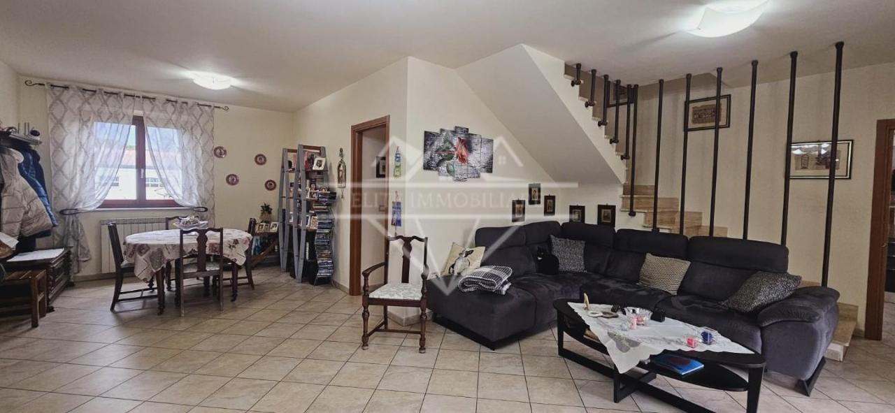 casa indipendente in vendita a Carrara in zona Avenza