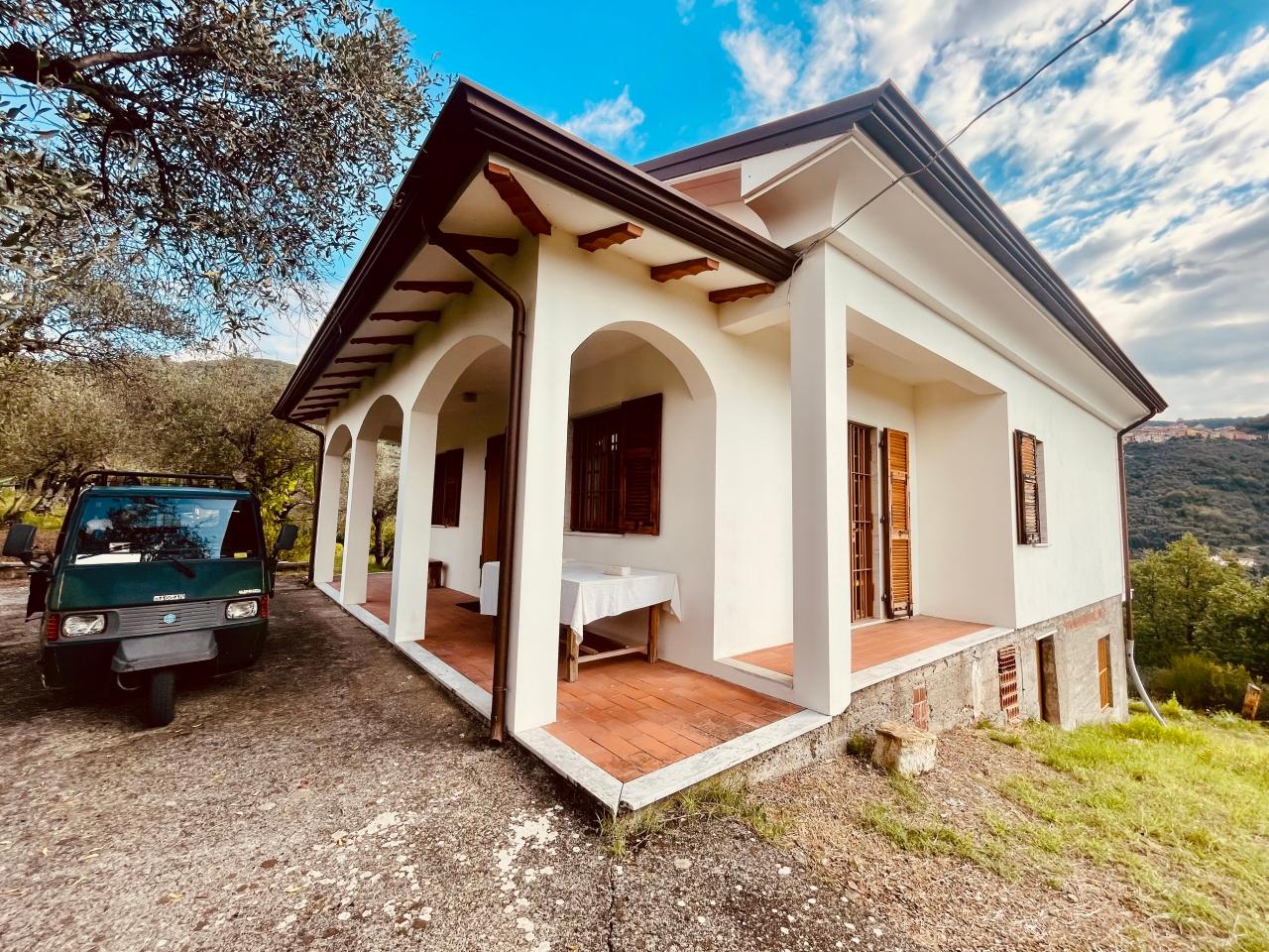 casa indipendente in vendita a Luni in zona Casano