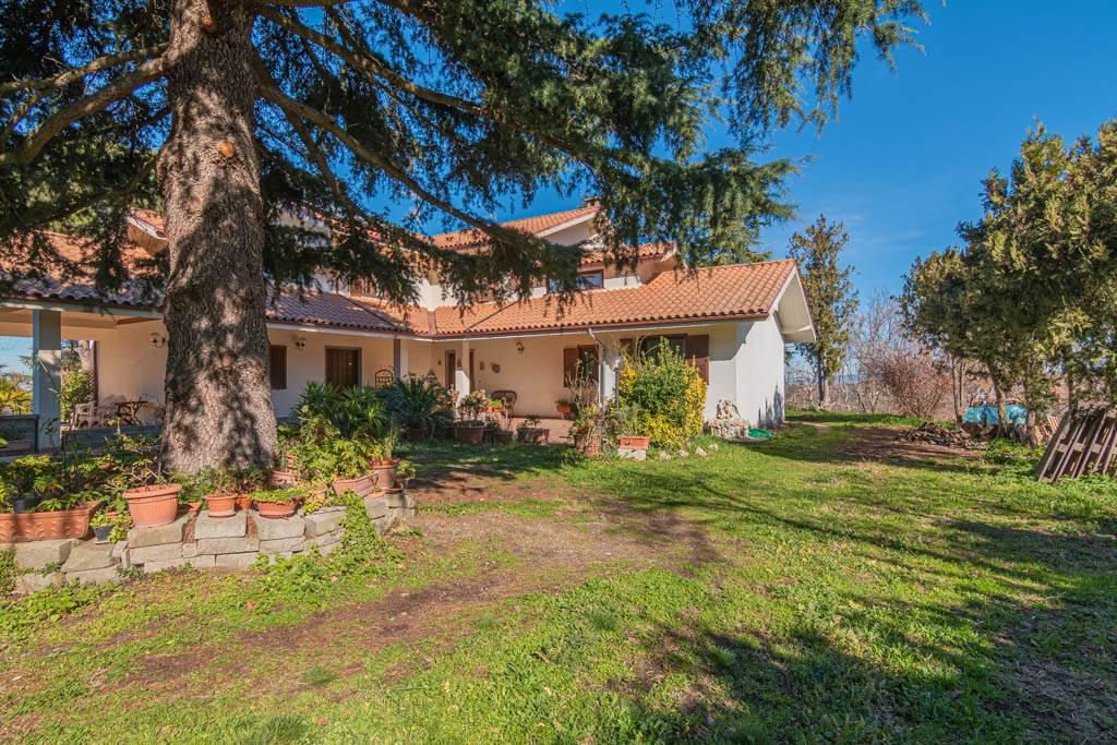 Villa bifamiliare in vendita a Viterbo
