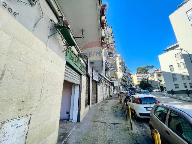 Geschäft in Via Ponti Rossi 208, Napoli - Foto 1