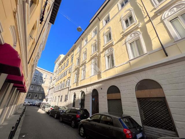 3-room flat in Via Sant'Apollinare 4, Trieste - Photo 1