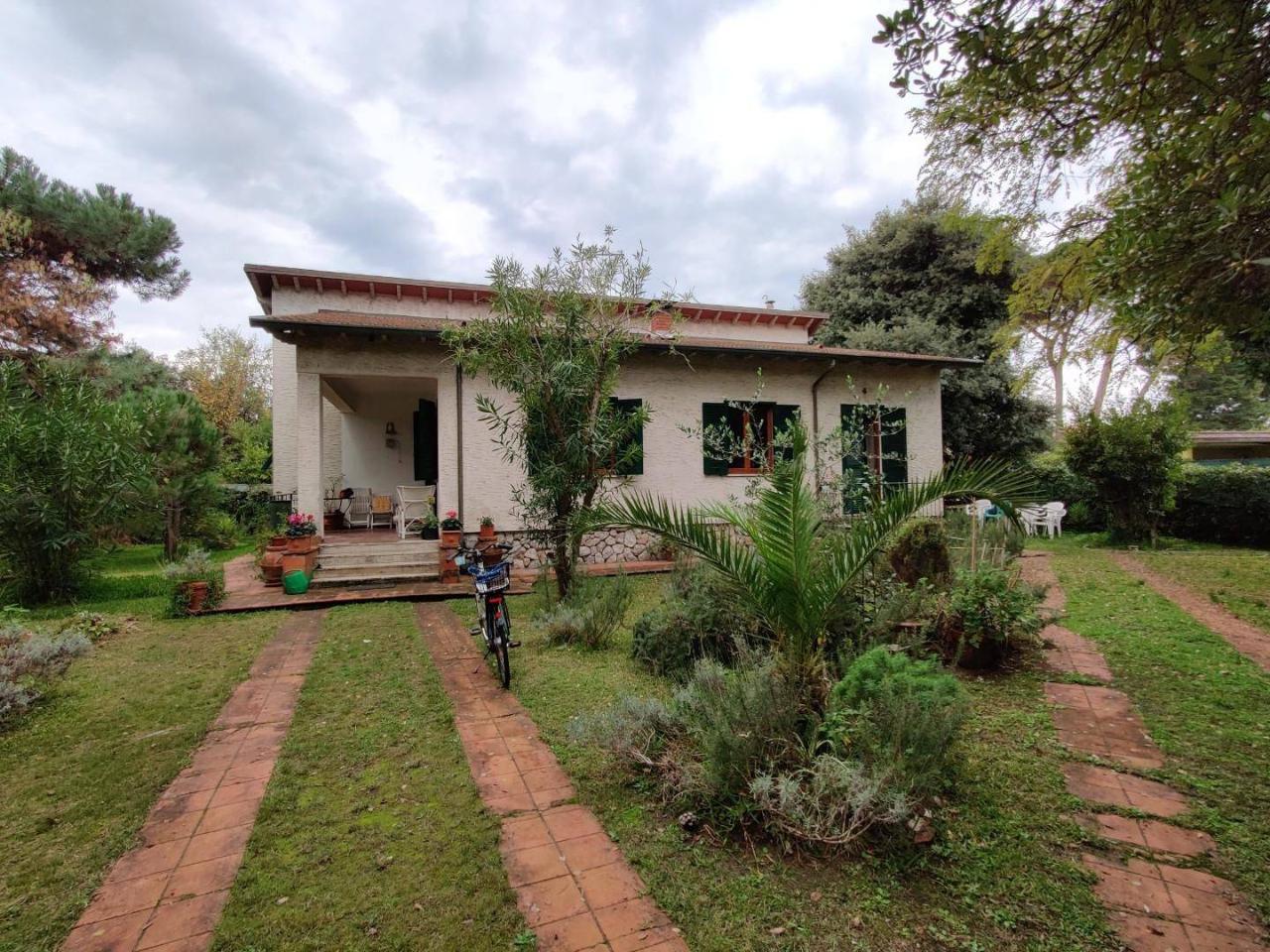 casa indipendente in vendita a Massa in zona Marina di Massa