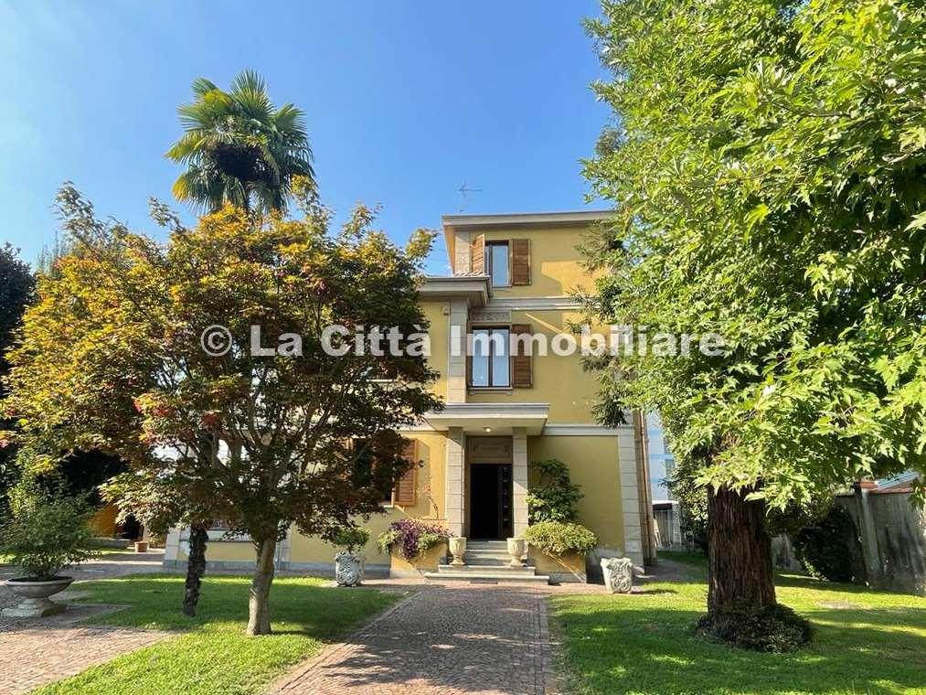 Villa bifamiliare in vendita a Novara