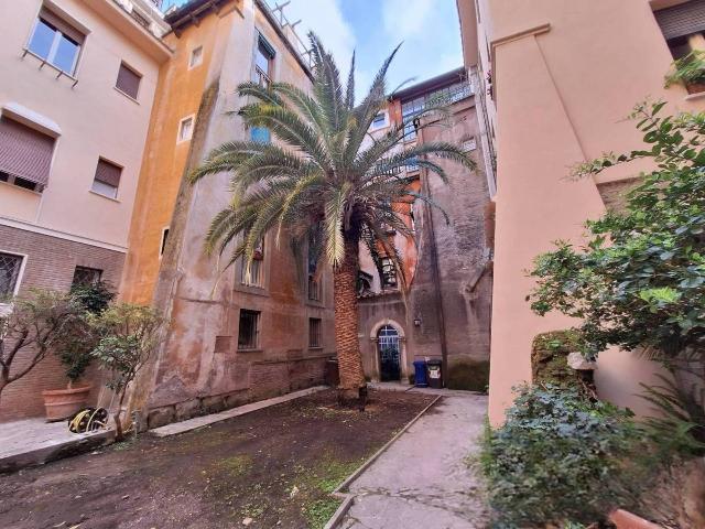 4-room flat in Via della Tribuna di Campitelli, Roma - Photo 1