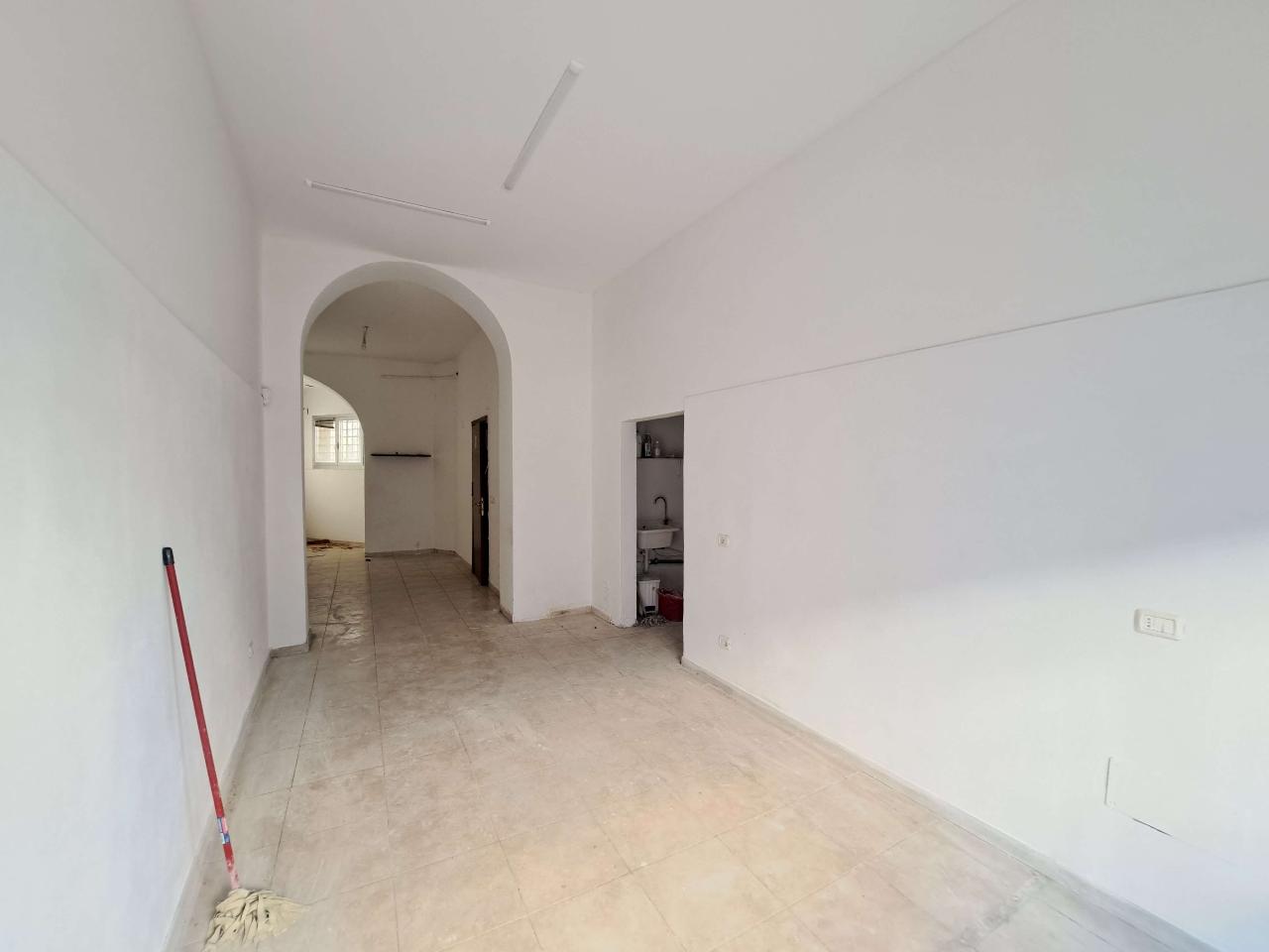 Negozio in Via De Larderel  30, Livorno, {3} - Foto 2