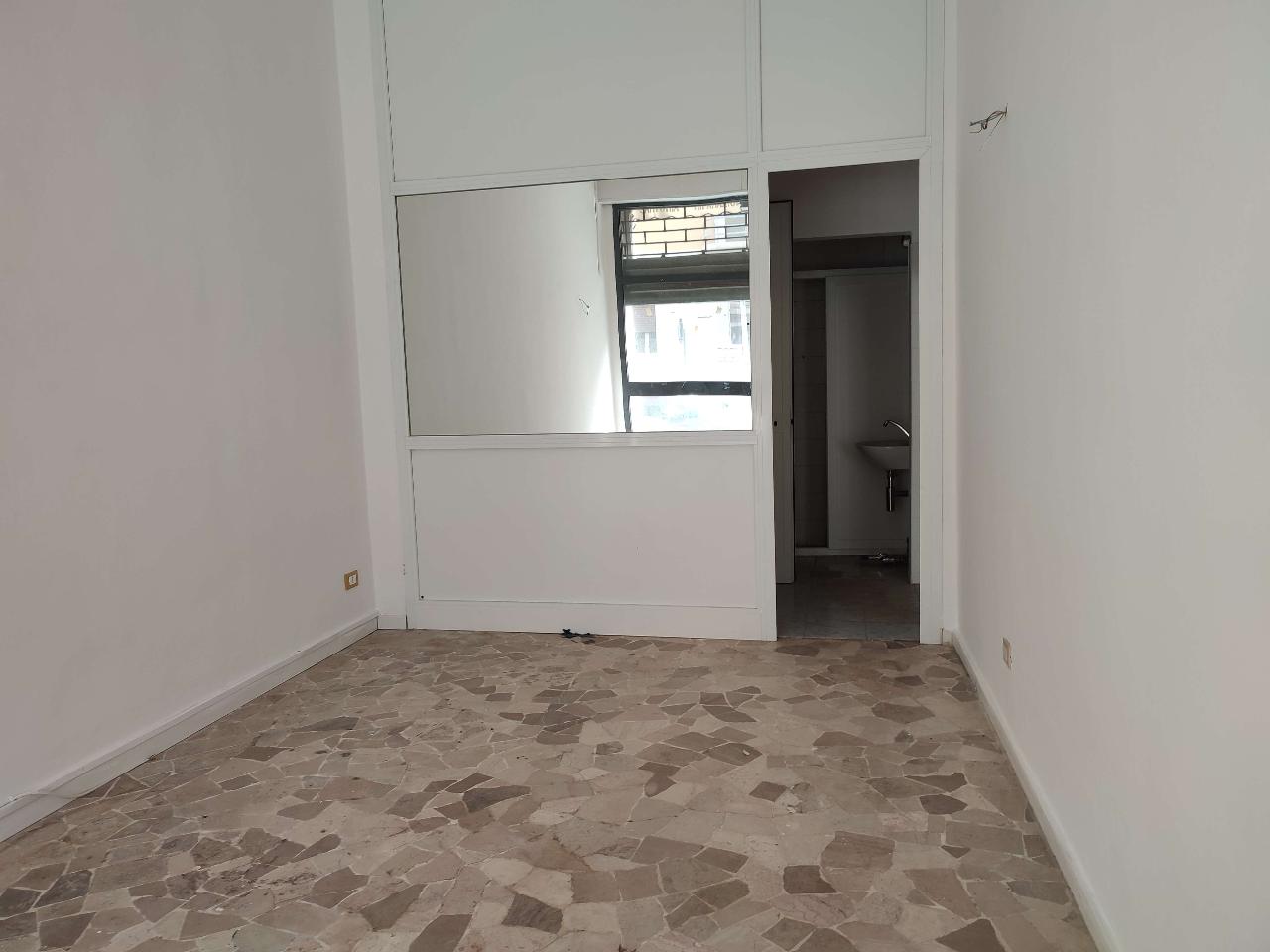 Negozio in Via Aristide Nardini Despotti Mospignotti  13, Livorno, {3} - Foto 1
