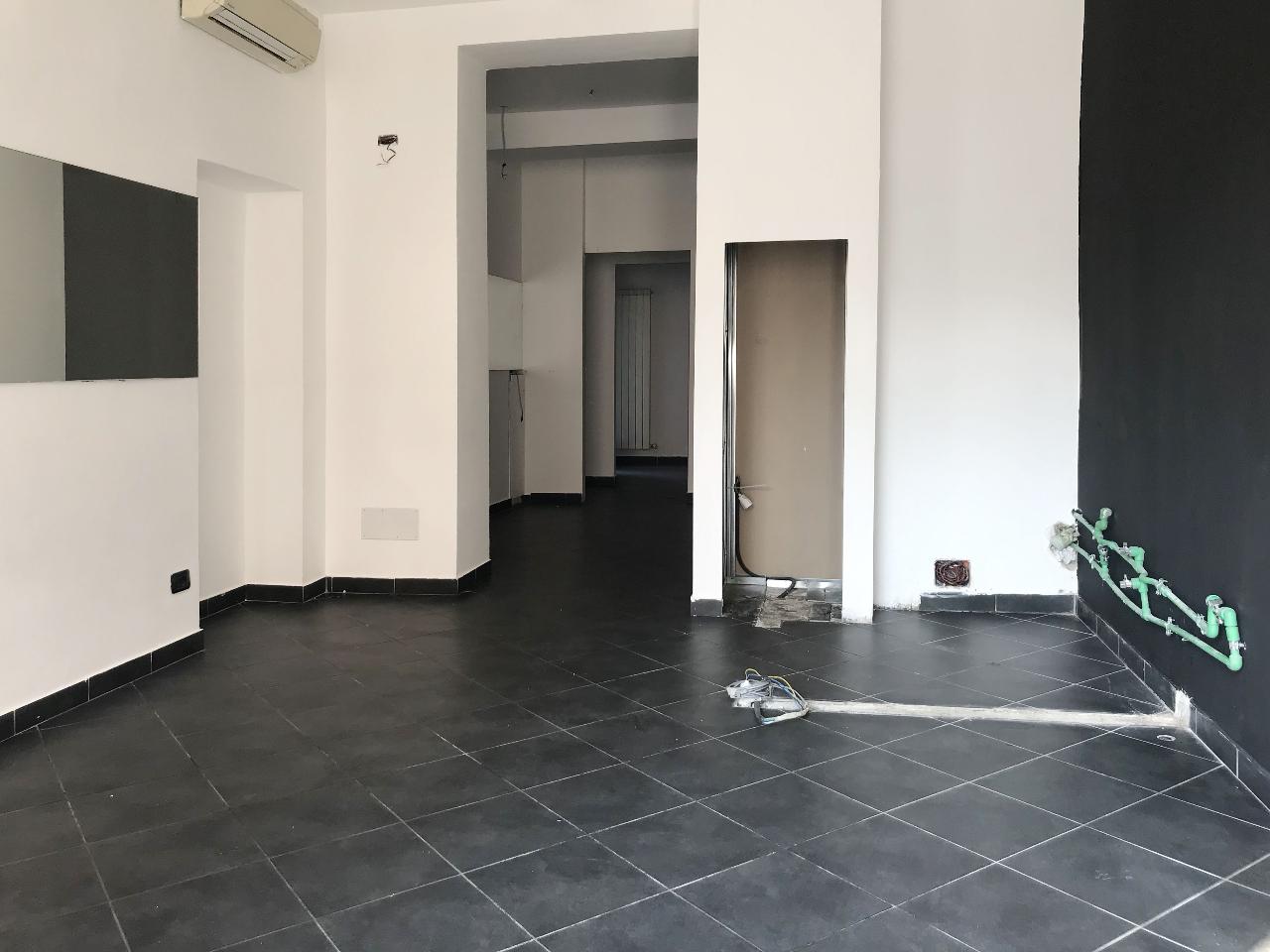 Negozio in Via Sacco 12, Varese - Foto 1