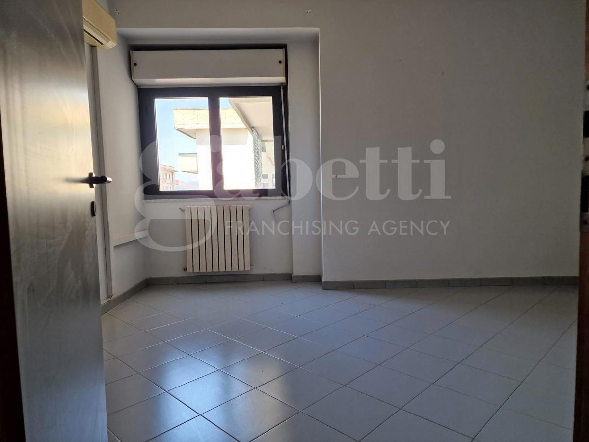 Negozio in Viale Carlo III 15, San Nicola la Strada - Foto 1