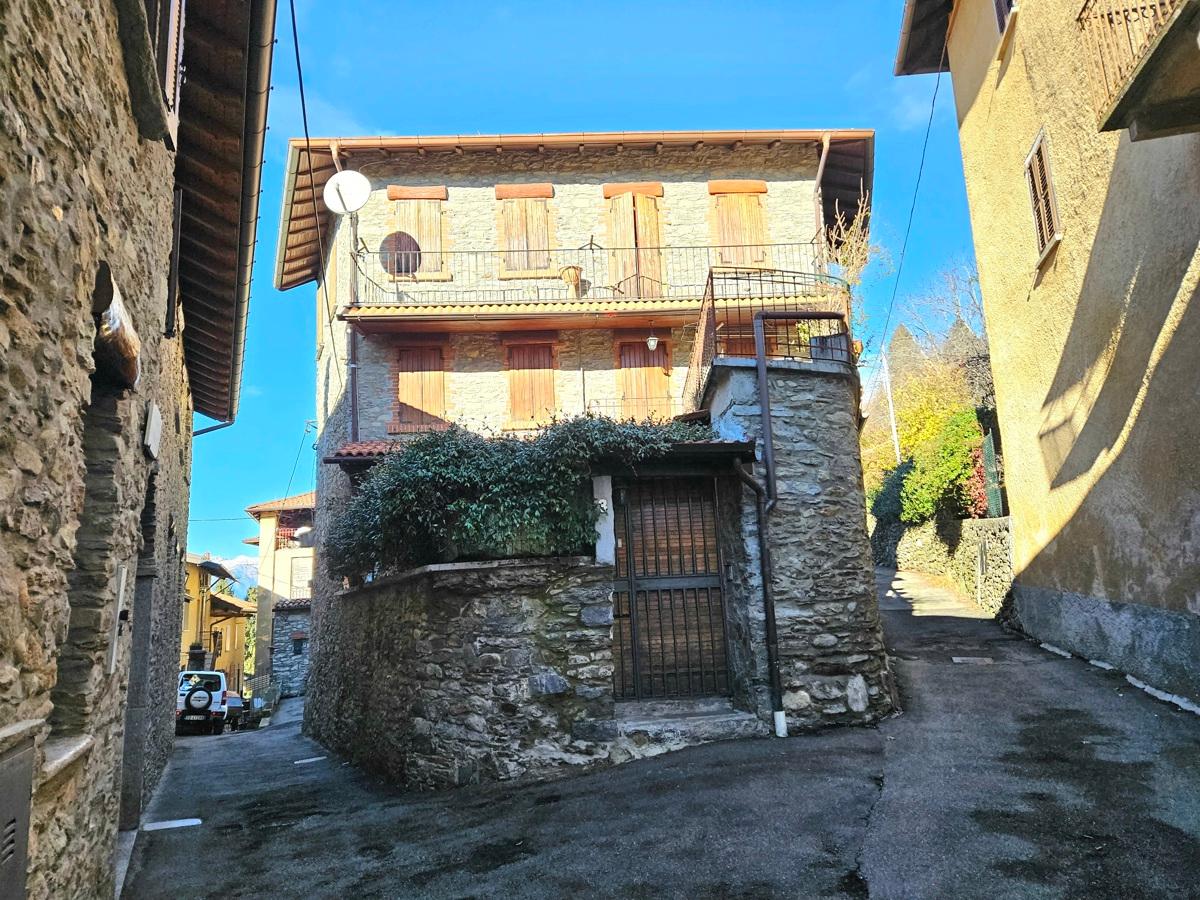 Casa indipendente in vendita a Montegrino Valtravaglia