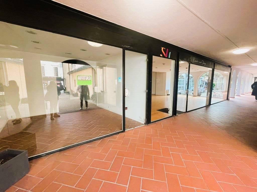 Negozio in Via Vittorio Veneto 33, Luino, {3} - Foto 2