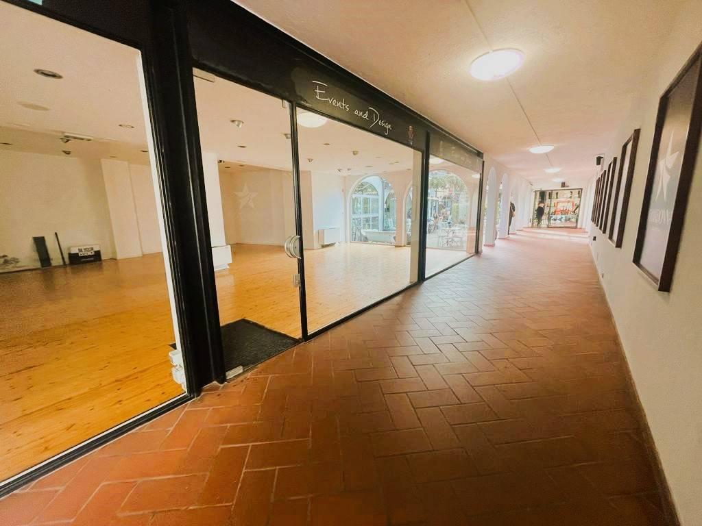 Negozio in Via Vittorio Veneto 33, Luino, {3} - Foto 1