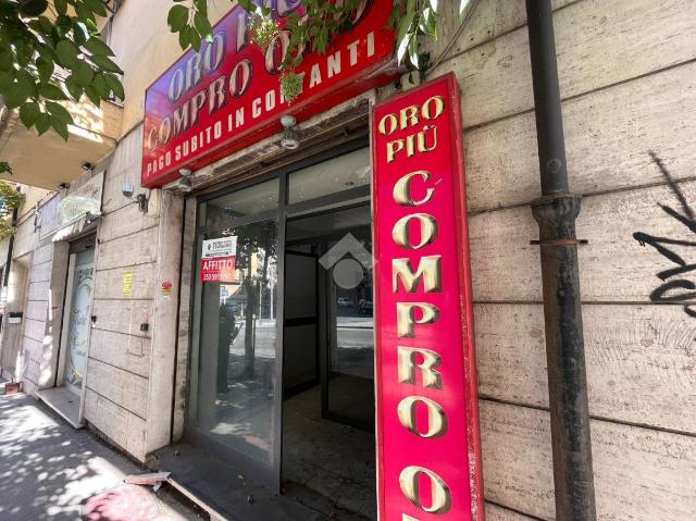 Negozio in Viale della Repubblica 120, Cosenza - Foto 1