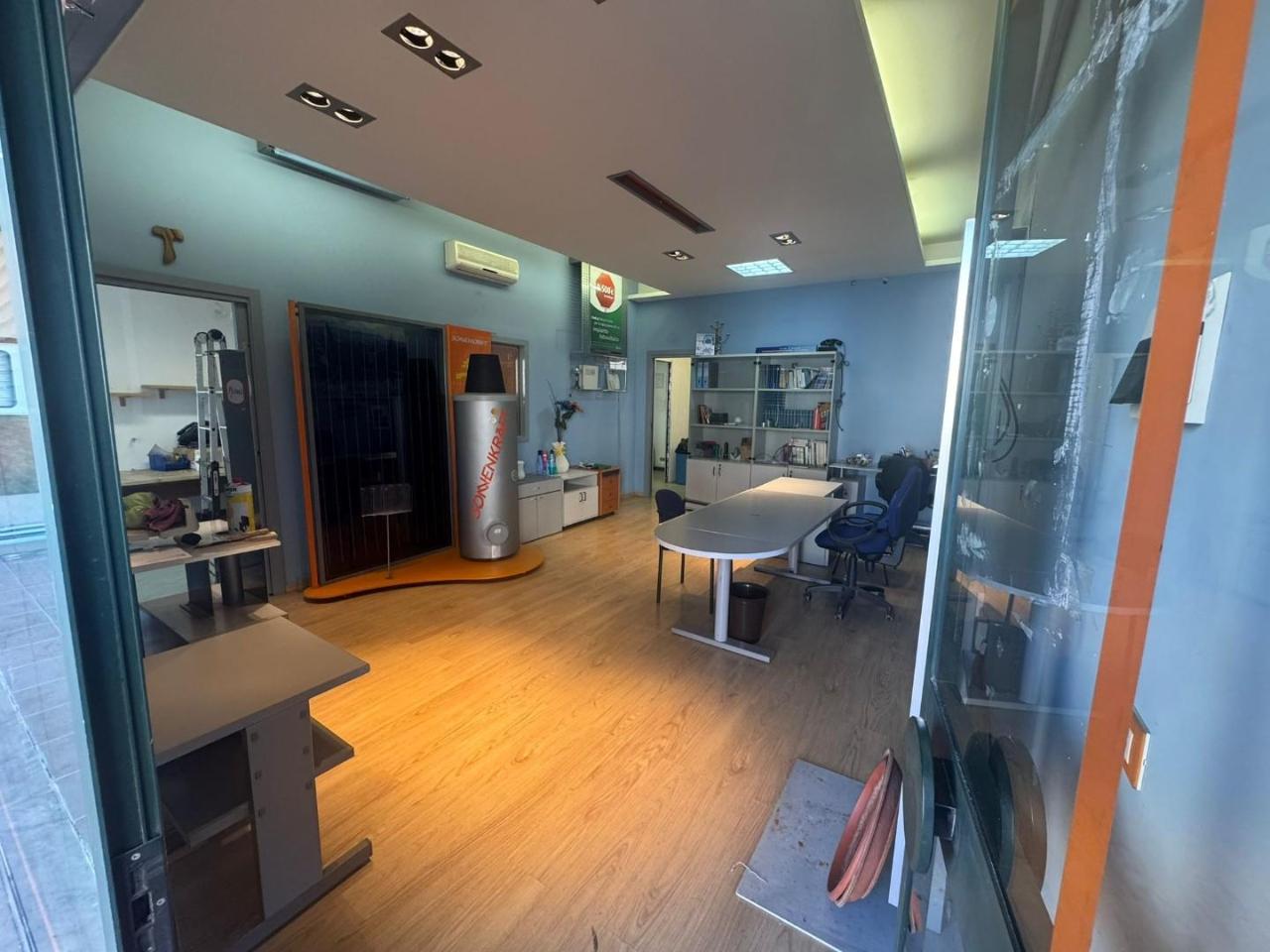 Locale commerciale in , Carrara, {3} - Foto 1