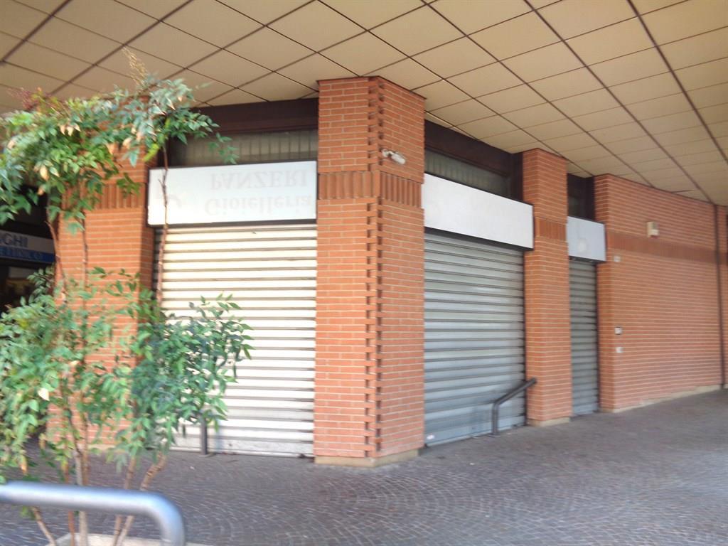 Negozio in Piazza XV Martiri 13, Cornate D'Adda, {3} - Foto 1