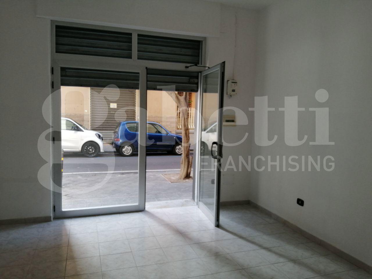 Negozio in Via Cucci 29, Nocera Inferiore, {3} - Foto 2