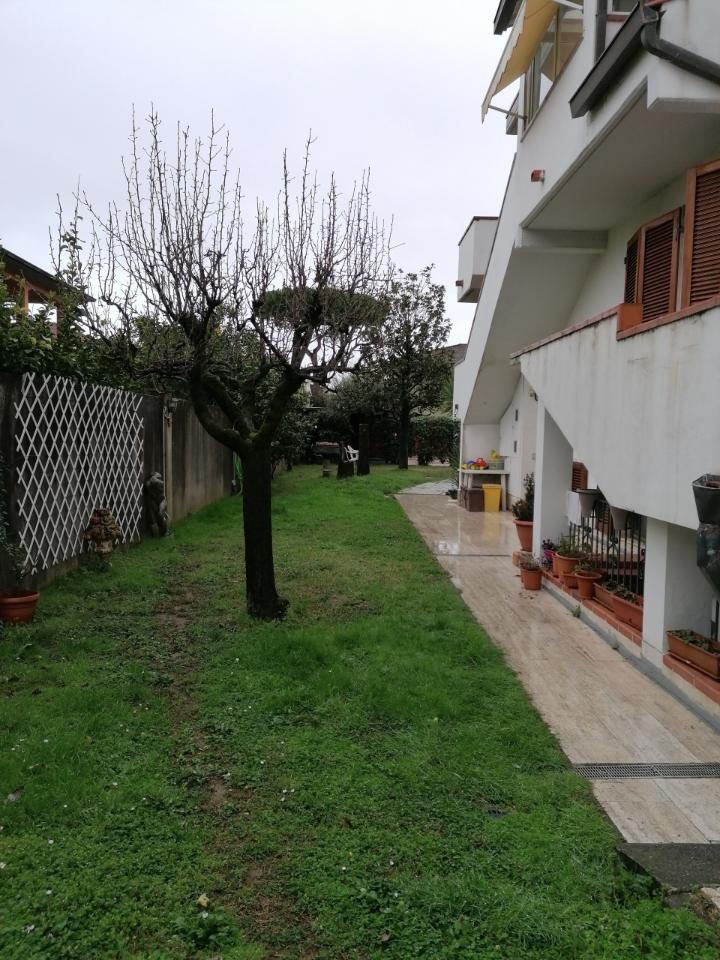 casa indipendente in vendita a Carrara in zona Battilana