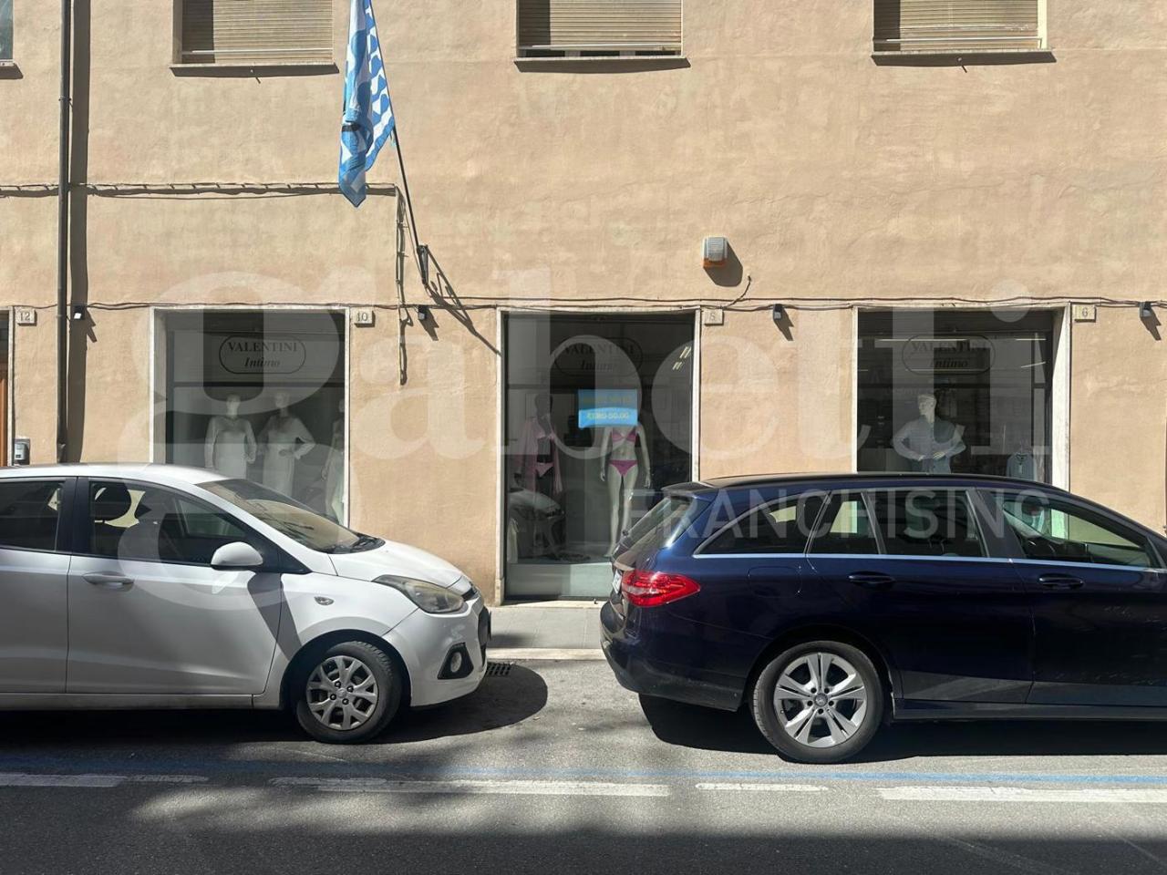 Esercizio commerciale in Via Corso Nuovo  4, Foligno, {3} - Foto 2