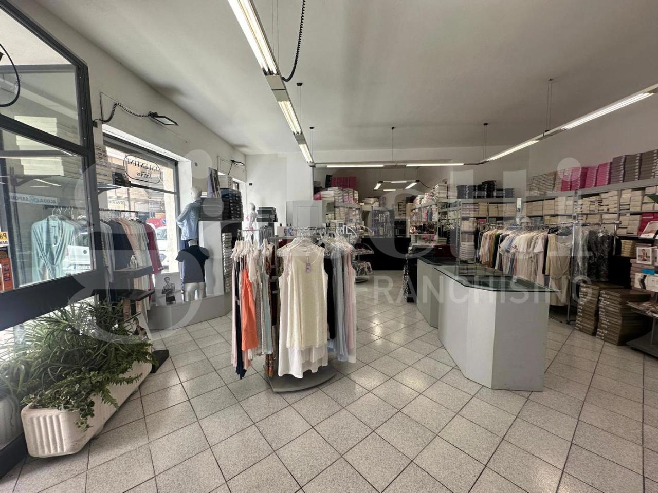 Esercizio commerciale in Via Corso Nuovo  4, Foligno, {3} - Foto 1